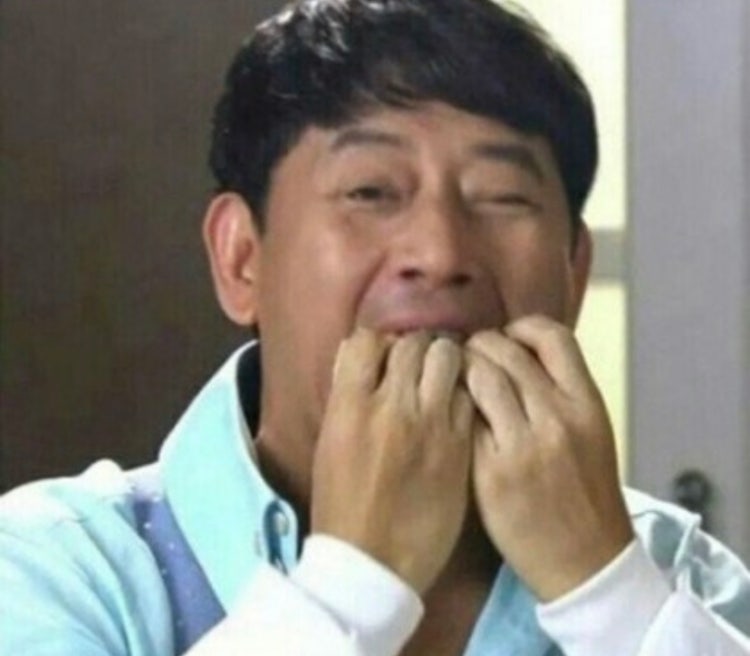 주먹 물고 우는 짤 : 지식iN