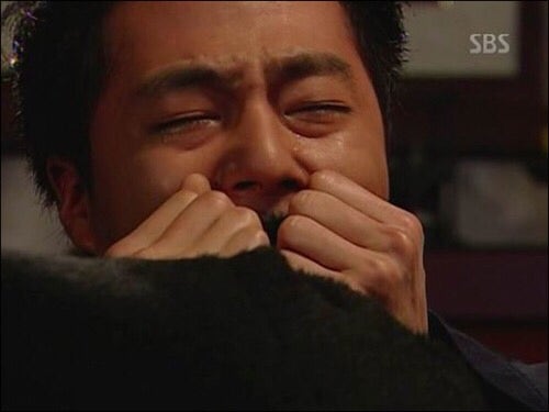 주먹 물고 우는 짤 : 지식iN
