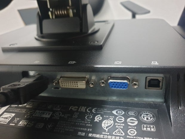 본체 HDMI, 모니터 D-SUB, VGA, DP : 지식iN