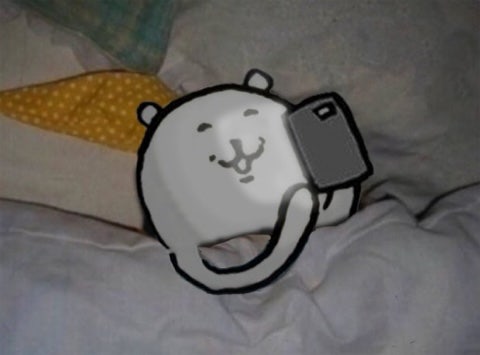 농담곰 누워서 폰 보는 짤 : 지식In