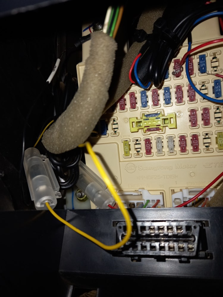 블랙박스 acc, b+ 선이데요 저 선 가운데 플라스틱 퓨즈 맞죠? 끝선이 짧아서 피복을 벗겨낼 여유가 없는 지식iN