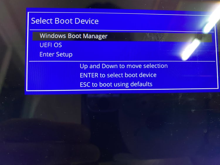 검은 바탕에 파란 창만 떠요. 그 창에 windows boot manager, UEFI OS, enter setup 뜨는데