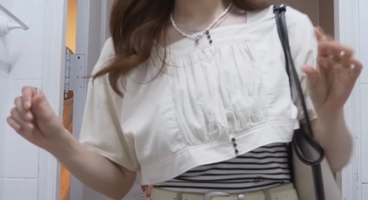 숏박스 엄지윤(엄지렐라)님이 입고 있는 블라우스의 0번 째 이미지