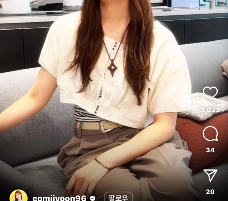 숏박스 엄지윤(엄지렐라)님이 입고 있는 블라우스의 1번 째 이미지