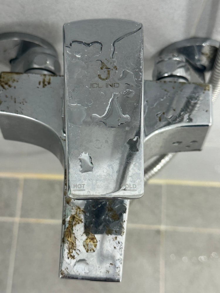 화장실 도색(?)이 벗겨졌는데 어떻게 해야되나요?의 0번 째 이미지