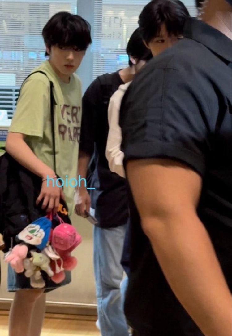 엔시티 위시 사쿠야 키링 지키고있는 사진