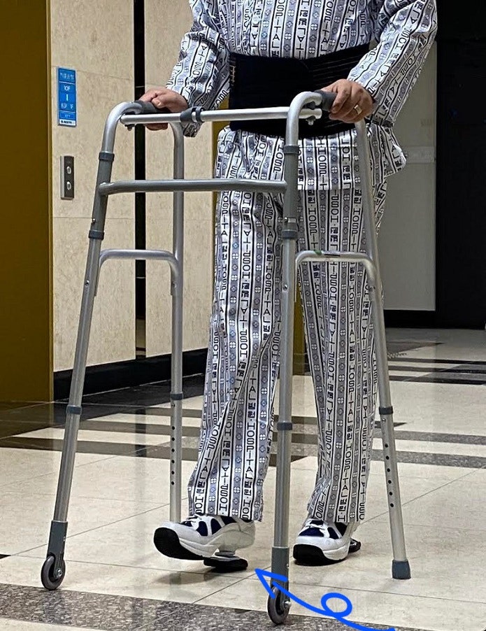 협착증 허리보호대 걷기 힘들 때만 차야 하는지 잘 때도 차야 하는지 알려주세요. 걸을 때 허리가 자꾸 굽어지는 것 같아서 복대