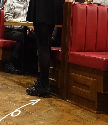 허리디스크 통증 완화에 신발도 영향을 주나요? 평소 오래 서서 일하는데 허리디스크 통증이 심