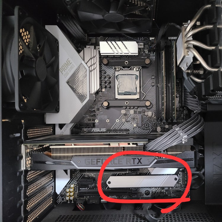 여기서 ssd가 어디 있는지 좀 찾아주세요 ssd 새로 사서 교체 하려는데 원래 꽂혀있는