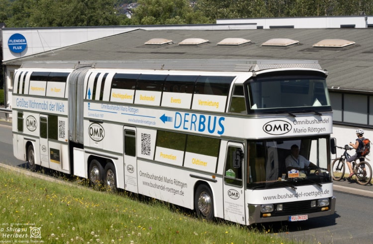 한쪽에 타이어가 4개 있는 버스 어느나라에 존재 합니까?