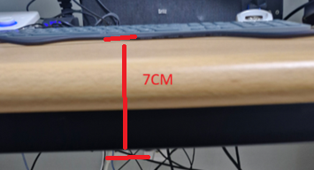 이런 책상에 마이크 암 장착 하는 법 없나요? 턱이 너무 가까이 있어서 마이크 암 마운트를