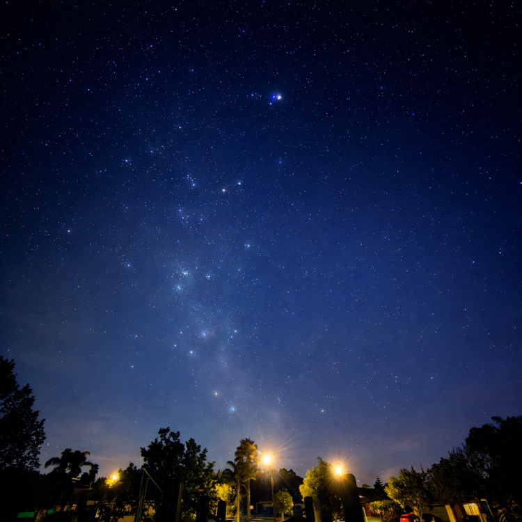 질문
				
				

				
				
					
					
					
						이 사진 보정 좀 해주세요ㅠㅠ!!