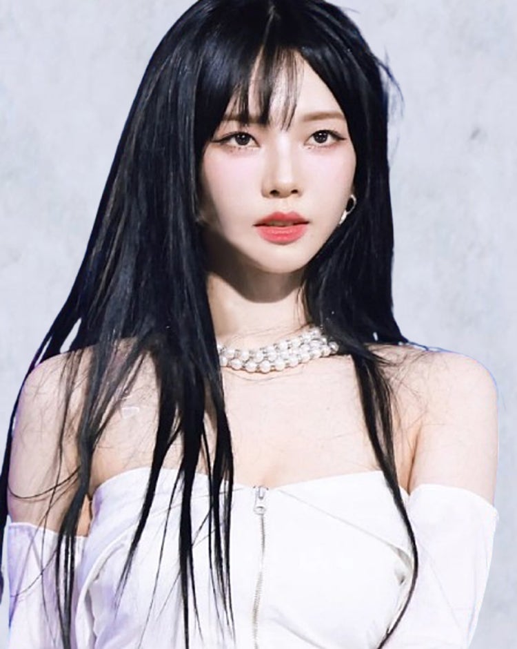 이사진 마이크부분없애주시고요 배경색은 2번째 배경색 으로부탁드립니다