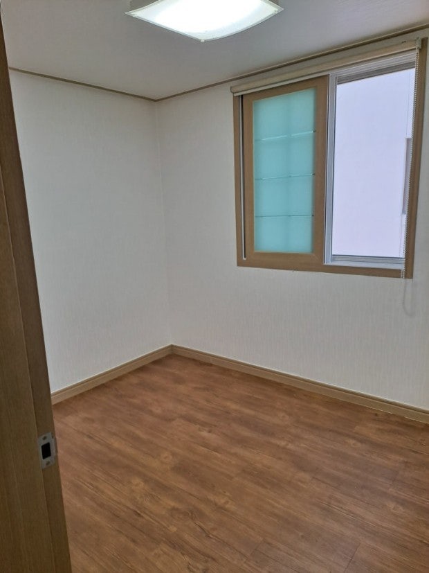 사진 속 리모컨 지워주실 수 있으실까요? 안녕하세요.