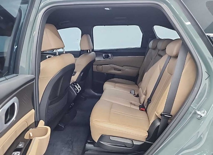 2025년 쏘렌토 5인승 2열 의자 펴는방법? 쏘렌토 5인승 짐을 싣느라 버튼조작으로 접었는